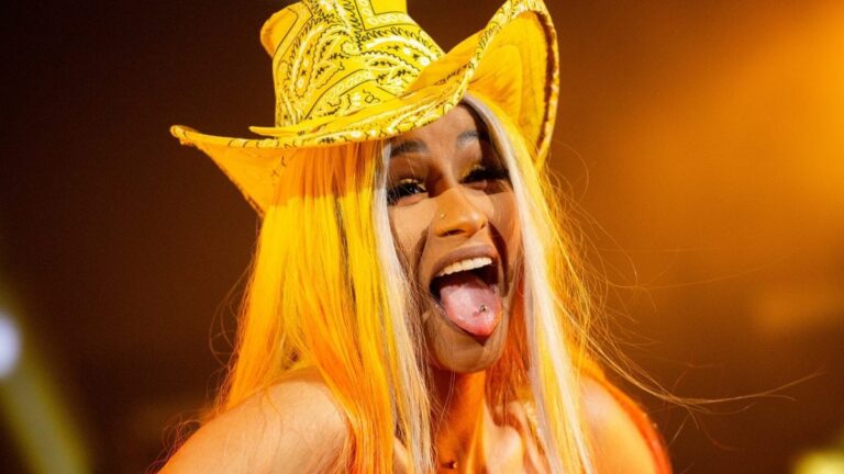 La performance de Cardi B va à gauche alors qu&rsquo;elle lance un micro sur un fan qui lui a jeté un verre