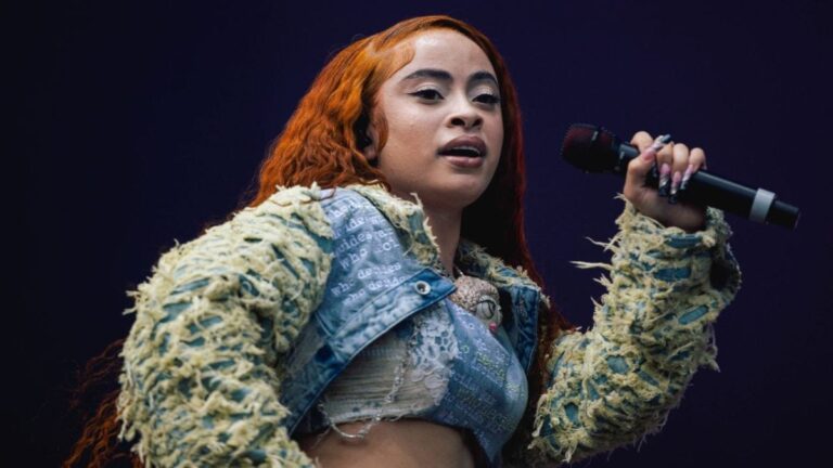 Les fans d&rsquo;Ice Spice sont «dégoûtés» par le rappeur de plus de 16 ans qui twerk dans la vidéo «Deli»