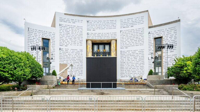 Les paroles de JAY-Z collées sur toute la façade de la bibliothèque publique de Brooklyn
