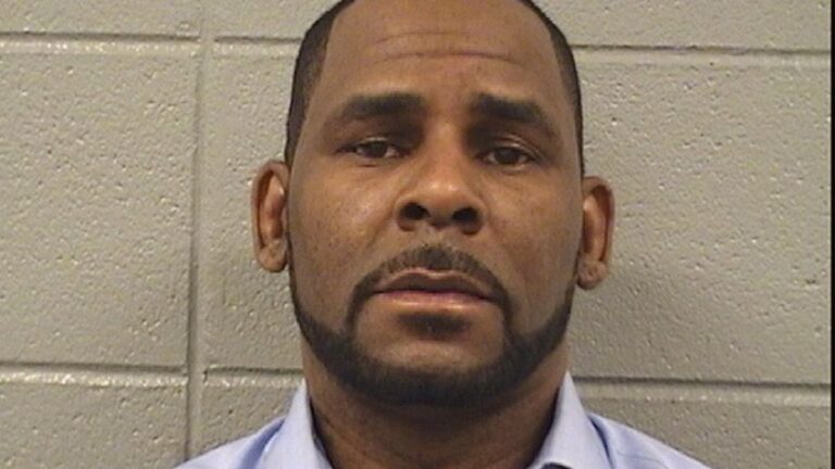 Les victimes de R. Kelly recevront plus de 500 000 $ après qu&rsquo;Universal ait ordonné de cracher des redevances