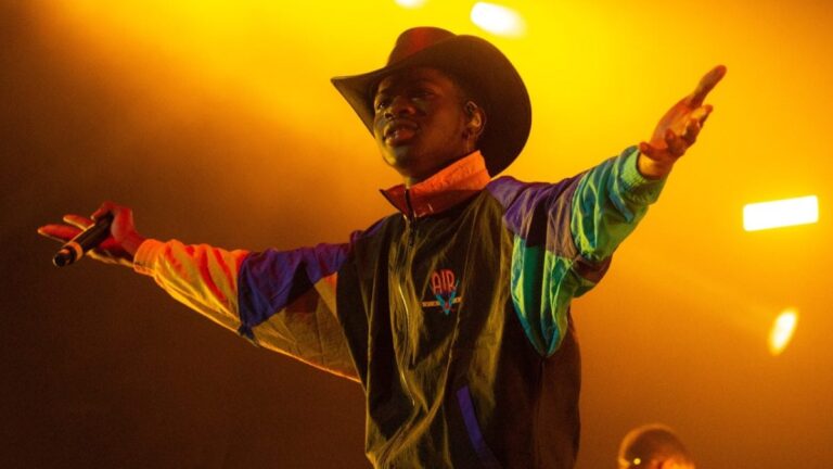Lil Nas X a presque frappé avec un jouet sexuel lors de la dernière attaque sur scène