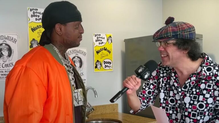 Ski Mask The Slump God tient sa promesse de faire sortir Nardwuar pendant le spectacle de Chicago