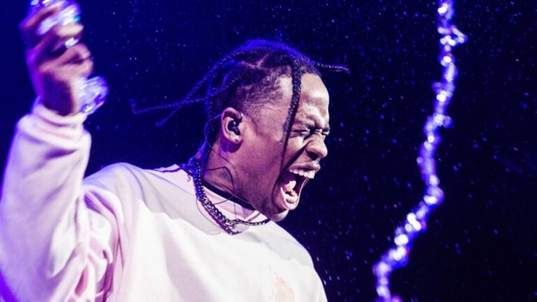 Travis Scott offre à un fan une marchandise « Utopia » inédite et soulage ses pieds au salon de Dublin