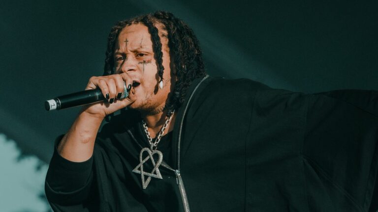 Trippie Redd nie avoir été expulsé de l&rsquo;avion pour avoir fumé de l&rsquo;herbe dans la salle de bain
