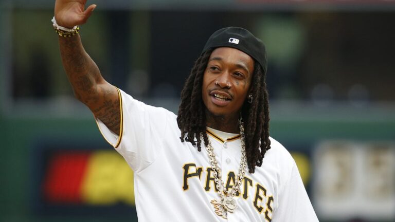 Wiz Khalifa lance son premier lancer au match des pirates de Pittsburgh alors qu&rsquo;il est « nettoyé »