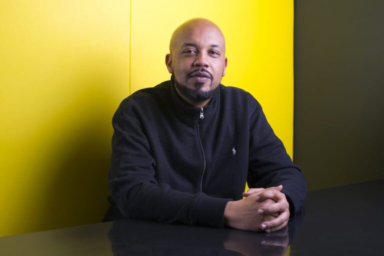 Tuma Basa sur l&rsquo;émission « 50 DEEP » de YouTube : « Nous sommes la mémoire institutionnelle du hip-hop »