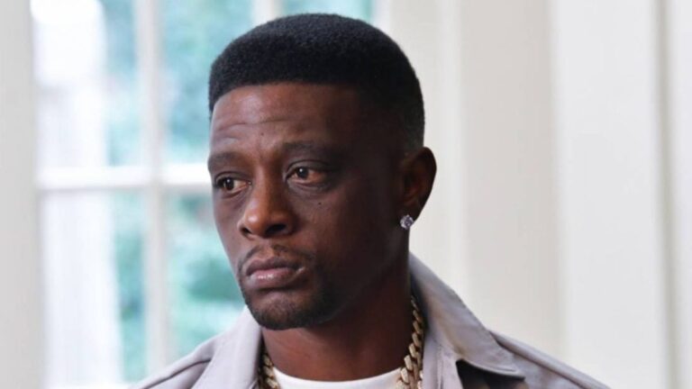 Boosie Badazz Curves Demande de photo des fans en raison d&rsquo;une urgence dans la salle de bain: « Trouvez-moi du tissu »