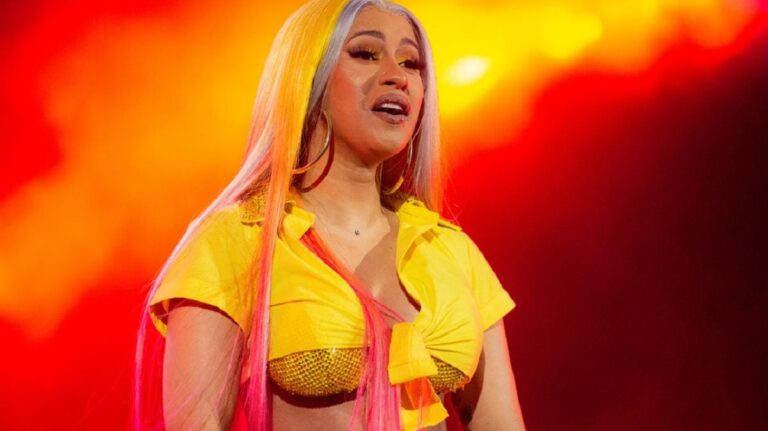 Cardi B : le gagnant du tristement célèbre lancer de micro ne parvient pas à cracher 100 000 $