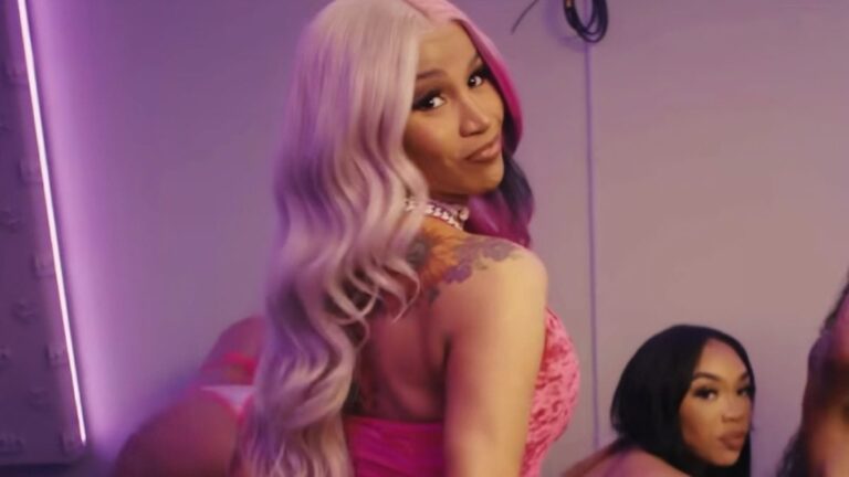 Cardi B partage une photo rétrospective de ses années de strip-teaseuse : « Voulez-vous toujours me menotter ? »