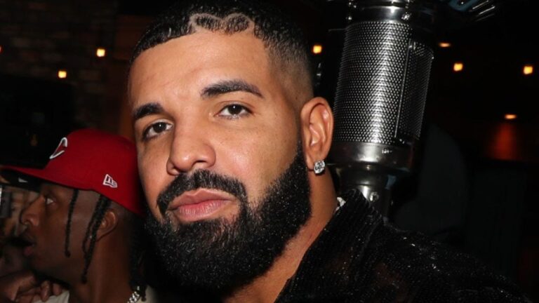 Drake dit à la foule de Cali de ne pas jeter de soutiens-gorge parce que son fils Adonis est présent