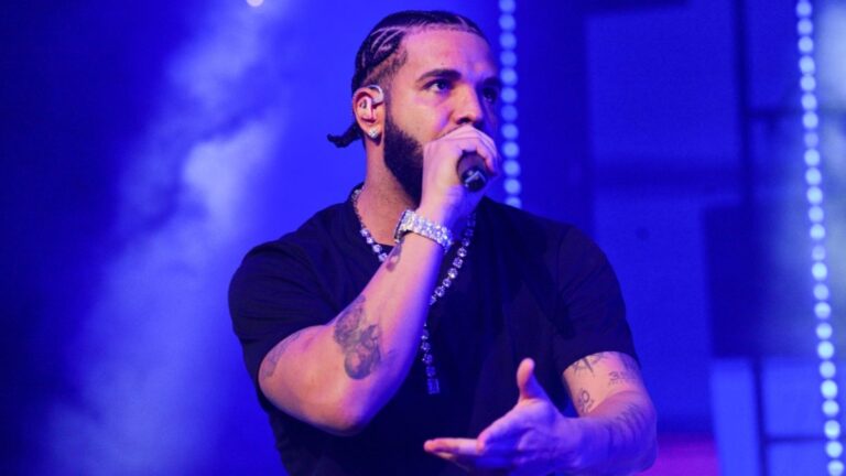 Drake porte l&rsquo;amour des fans à un autre niveau en embrassant le ventre d&rsquo;une fan enceinte au spectacle de Los Angeles