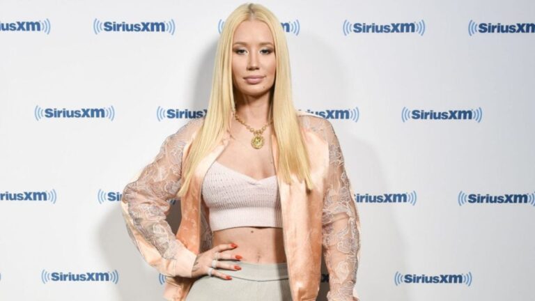 Iggy Azalea a donné le coup d&rsquo;envoi de la scène alors qu&rsquo;un dysfonctionnement de sa garde-robe bouleverse les autorités saoudiennes
