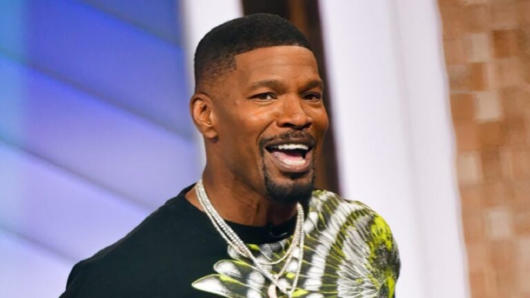 Jamie Foxx rassure les fans qu&rsquo;il « commence à se sentir lui-même » après « Dark Journey »