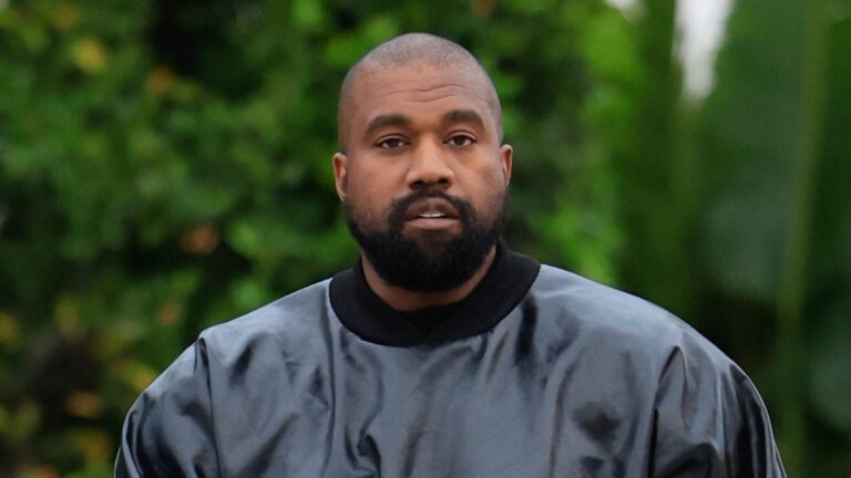 Kanye West continue de repousser les limites de la mode avec un choix de chaussures bizarre