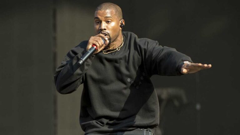 Le Yeezy Restock de Kanye West aurait été vendu avec des épingles « Stand Up To Jewish Hate »