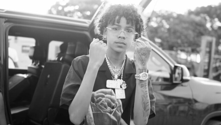 Luh Tyler célèbre son set Rookie Rolling Loud dans sa vidéo « Rappeur de l&rsquo;année »