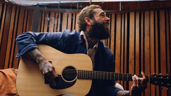 Post Malone prouve qu&rsquo;il aime les enfants en offrant à un fan de 11 ans sa guitare à 5 000 $