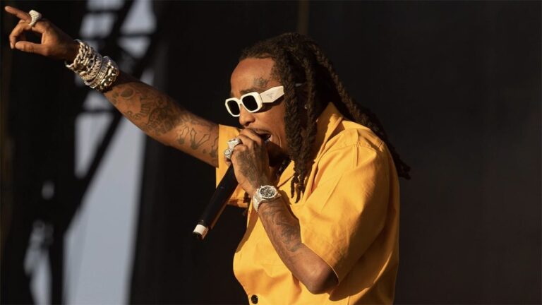 Quavo canalise son New-Yorkais intérieur en préparant du fromage haché