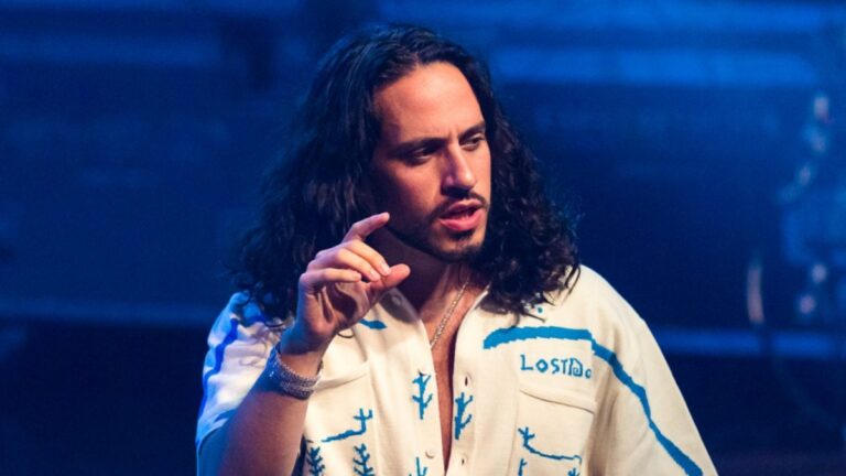 Russ accuse Billboard de l&rsquo;avoir trompé sur des milliers de ventes de « Santiago »