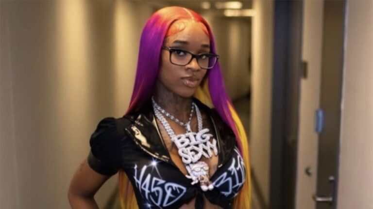 Sexyy Red reste « confortable » alors qu&rsquo;elle répète pour le concert de Drake en chemise de nuit et bonnet