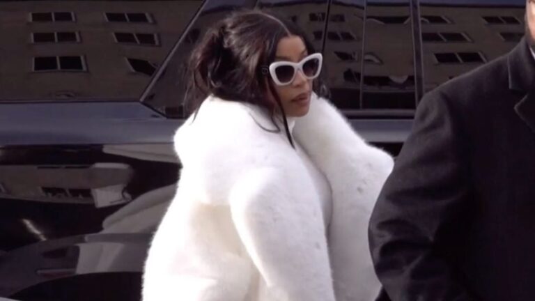 Cardi B pensait que l&rsquo;incident du lancement de micro allait la conduire en prison : « Je me sentais violée »