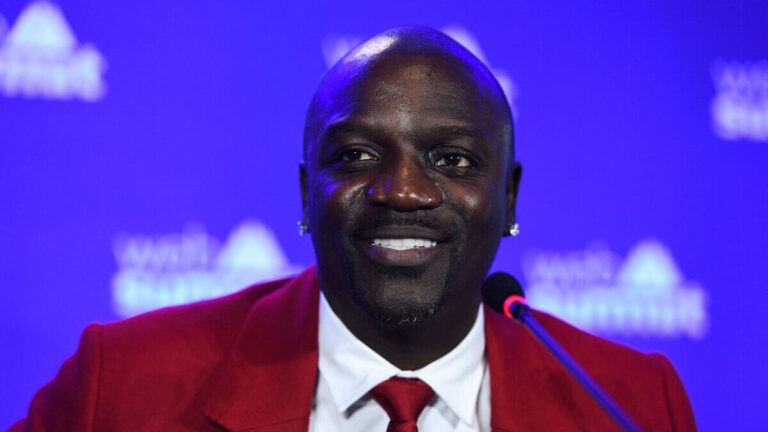 Akon partage le secret pour « rester riche » et rappelle l’échec de l’achat d’un jet privé