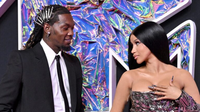 Cardi B et Offset pimentent les MTV VMA avec une « vidéo de sexe » torride dans la salle de bain