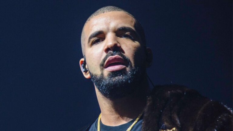Drake donne 50 000 $ à un fan récemment largué : « Tu vas te plier à elle ce soir »