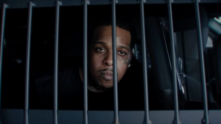 Finesse2Tymes se moque des problèmes juridiques dans la vidéo Defiant « Can&rsquo;t Go To Go To Jail »