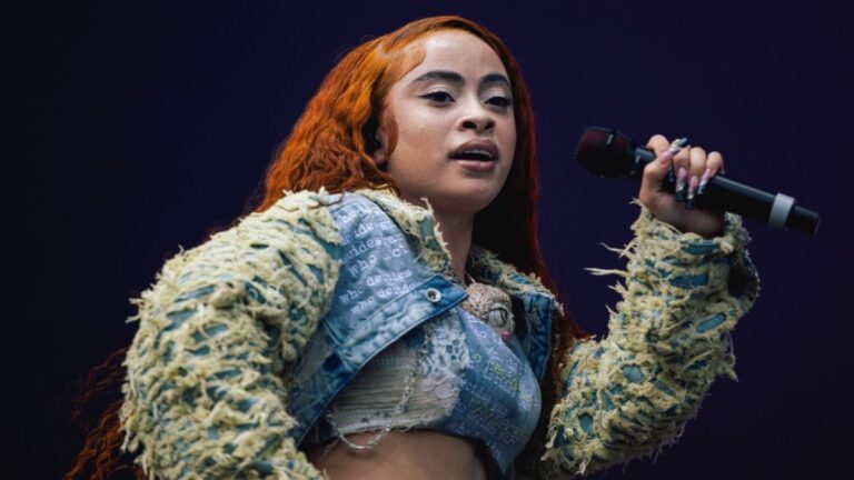 Ice Spice applaudit à l&rsquo;ombre du « styliste » d&rsquo;Internet Troll de manière hilarante