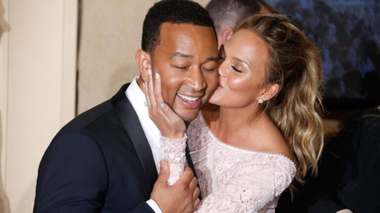 John Legend et Chrissy Teigen « économisent de la chambre » pour leur amour et renouvellent leurs vœux de mariage en Italie