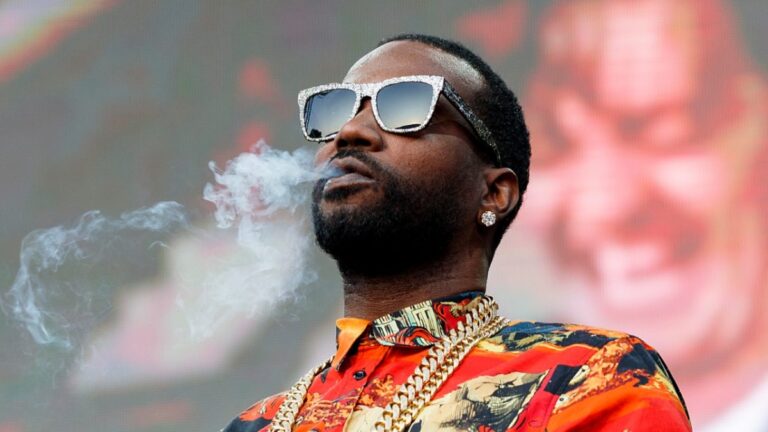 La tenue de camisole de force de Juicy J bouleverse le personnel de « GMA », invité à changer pour la performance