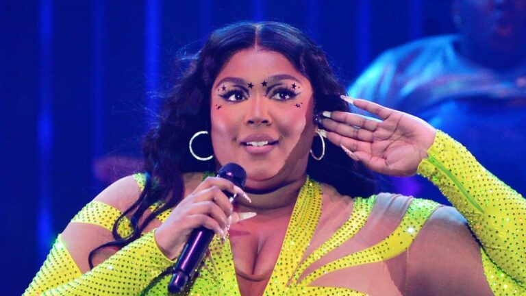Lizzo recevra un prix humanitaire malgré les récentes allégations des danseurs