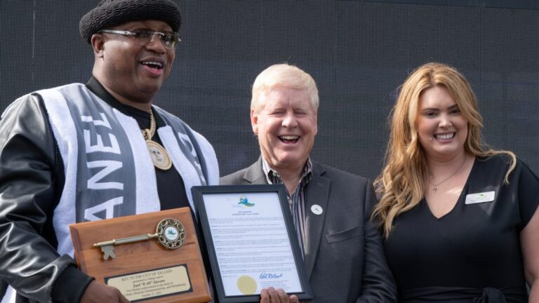 « E-40 Way » officiellement dévoilé alors que la légende de la région de la baie reçoit la clé de la ville de Vallejo