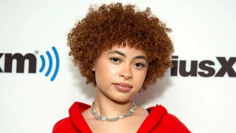 Ice Spice s&rsquo;approche de près de Pyro lors d&rsquo;une représentation australienne