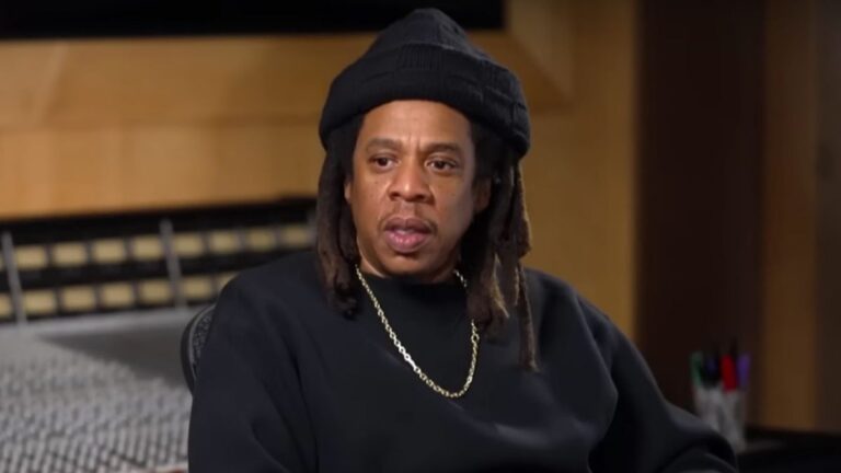 JAY-Z révèle la signification du signe de la main « Diamond » de Roc-A-Fella