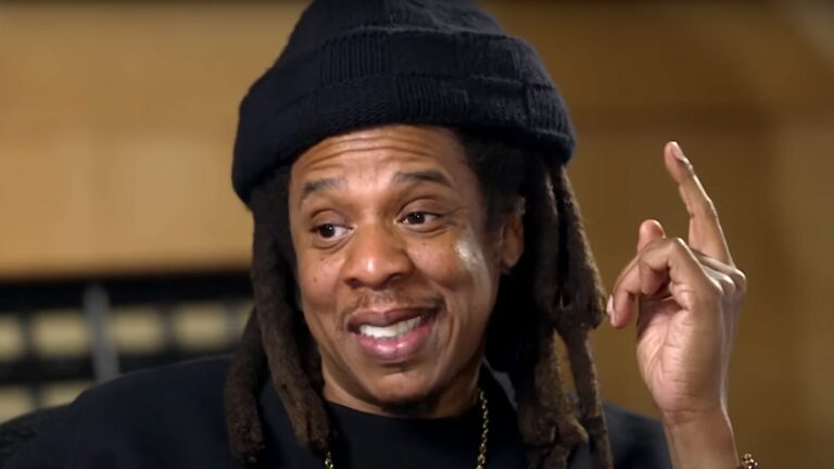 JAY-Z sur le fait d&rsquo;être le premier rappeur admis au Temple de la renommée des auteurs-compositeurs : « Nous le méritons »
