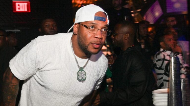 La petite mère de Flo Rida veut 40 millions de dollars pour régler le procès suite à la chute de cinq étages de son fils