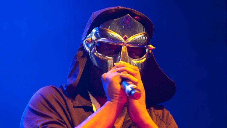 La succession de MF DOOM poursuit l&rsquo;ancien directeur de Stones pour des livres de rimes prétendument volés