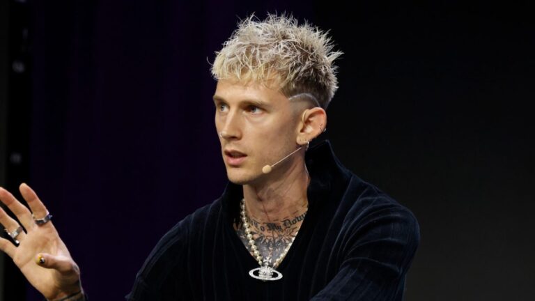 Machine Gun Kelly affronte Stage-Rusher lors d&rsquo;une table ronde : « Éloignez-vous de moi »