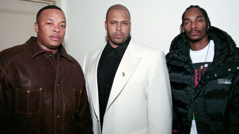 Suge Knight répondra aux « mensonges » de Snoop Dogg, du Dr Dre et d’autres dans un nouveau podcast sur la prison