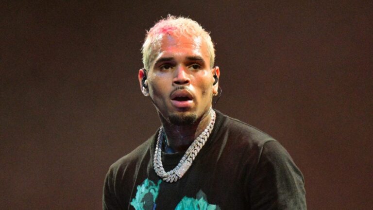 « 11:11 » de Chris Brown fait ses débuts dans le top 10 mais avec les ventes les plus faibles de sa carrière