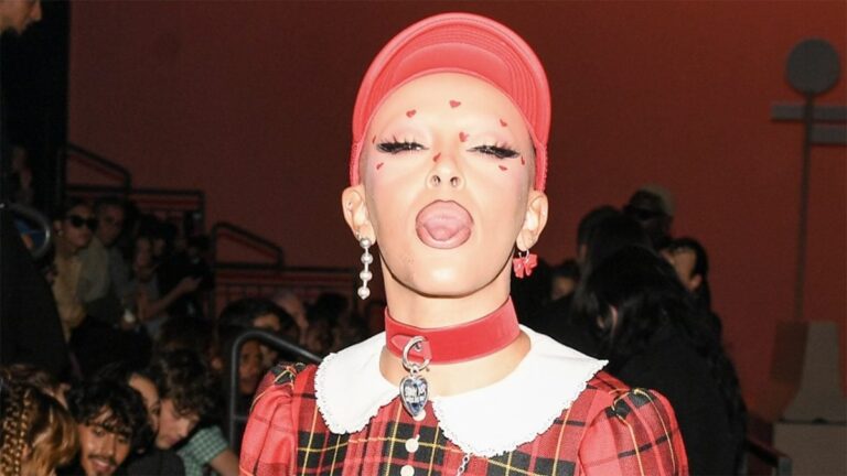 Doja Cat secoue ses «gros gros T-ts» pendant un live Instagram bizarre