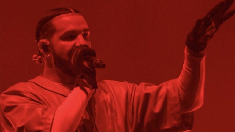Drake chante « I Will Always Love You » lors d&rsquo;une soirée karaoké à Toronto