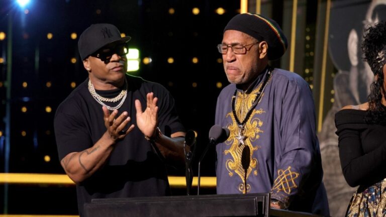 LL Cool J intronise son « père fondateur » Kool Herc au Temple de la renommée du rock & roll
