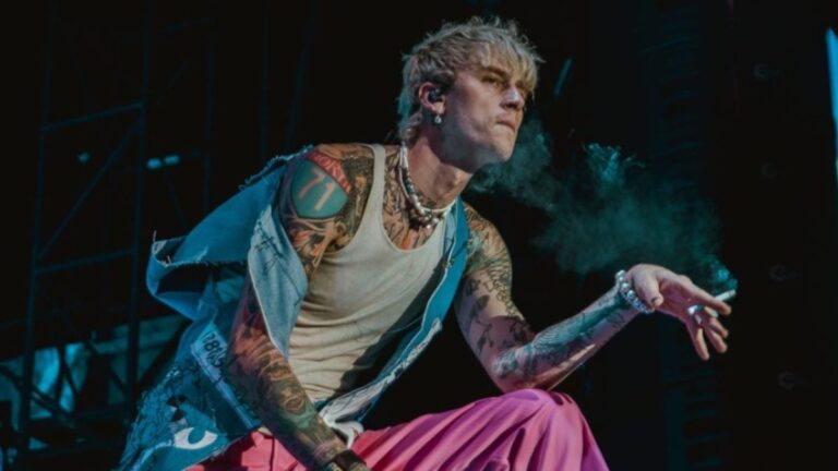 Machine Gun Kelly rôtie par les fans de F1 après une interview bizarre