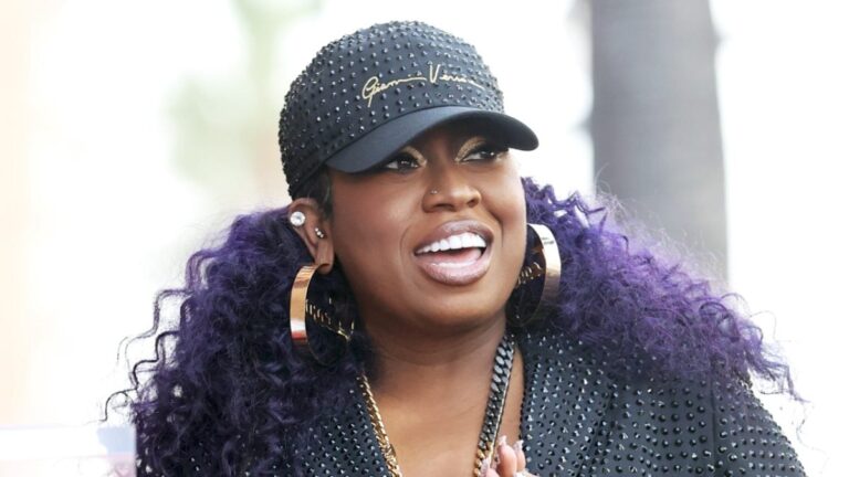 Missy Elliott épate les fans avec une photo de sa « belle » mère : « Elle ressemble à ta sœur ! »