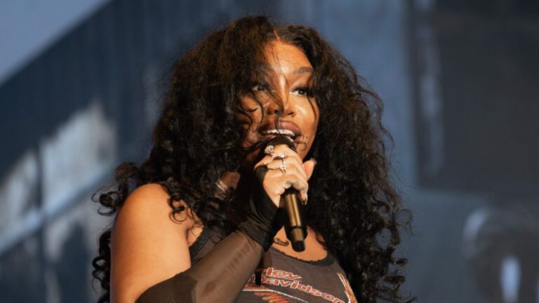 SZA parle de ses luttes contre « l&rsquo;anxiété » et le « FOMO » sur les réseaux sociaux