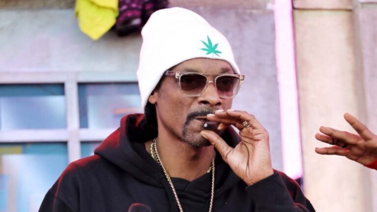Snoop Dogg trolls les fans avec une scène classique du « vendredi » après la révélation du gag « Smoke »