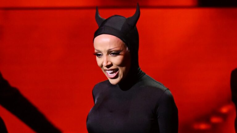 Doja Cat s&rsquo;en prend aux critiques « satanistes » : « Cela discrédite le travail acharné que j&rsquo;ai accompli »